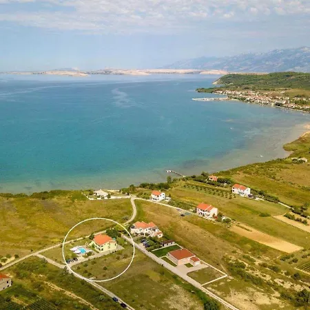 Spacious With Swimming Pool Апартаменты